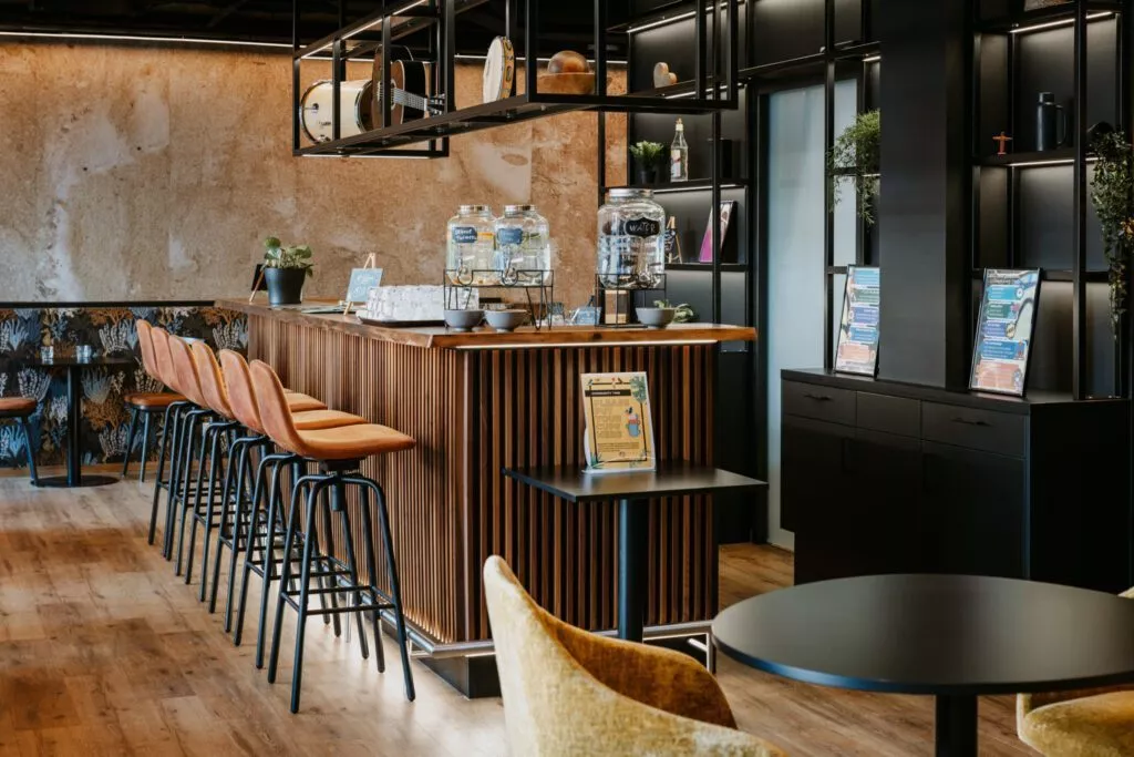 Braune Leder Stühle vor Bar