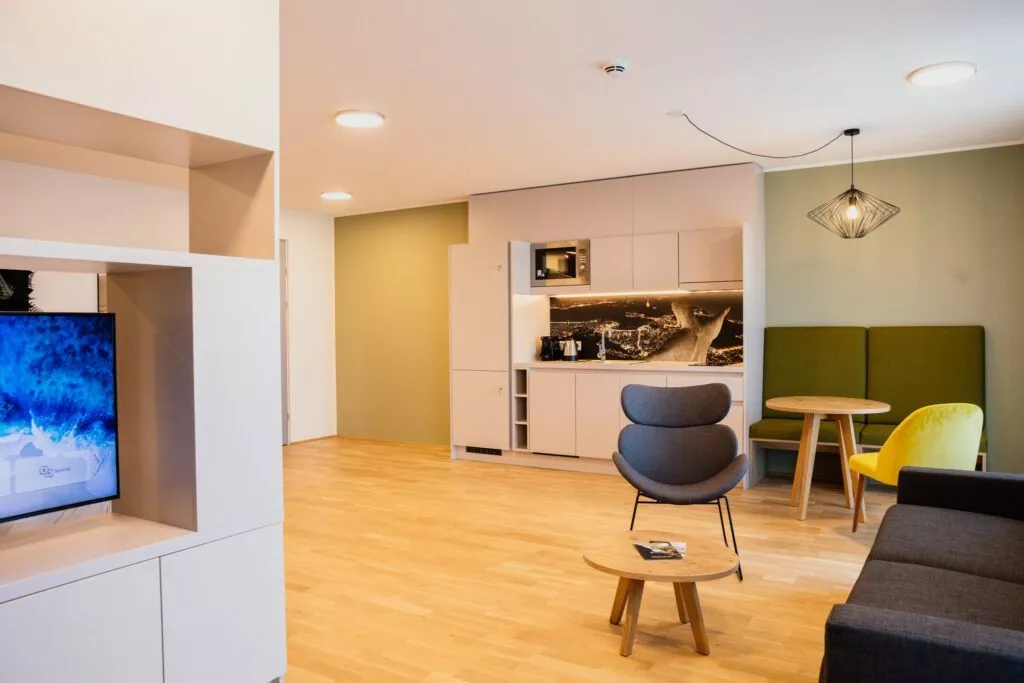 Beige Küchenzeile mit grauem Lounge Sessel