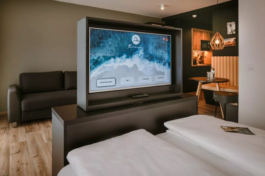 TV mit blauem Hintergrund