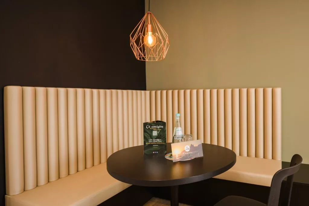 Sitzecke mit schwarzem Tisch und Stuhl