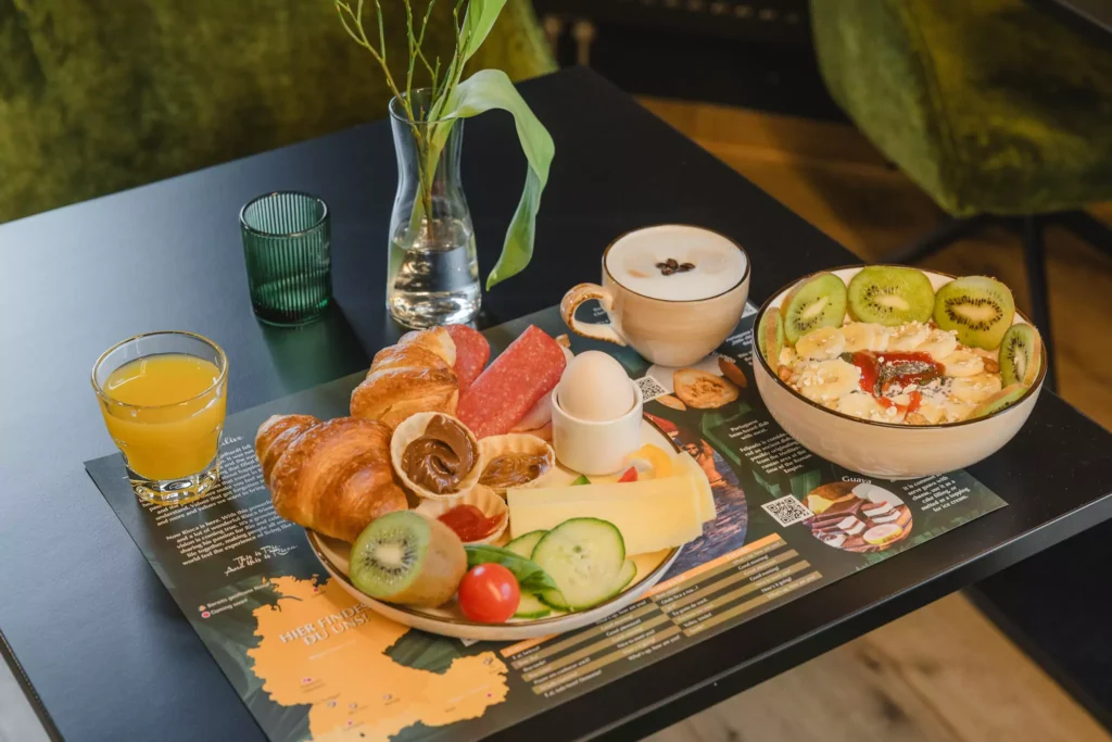 Frühstück in Serviced Apartment Hotel mit frischem Obst und Gemüse, vegane und vegetarische Optionen