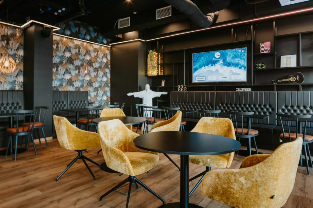 Gelbe Sessel mit schwarzem Tisch