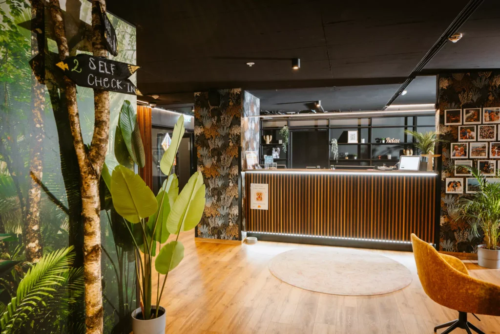 Grüne Pflanzen vor Rezeption mit Holz