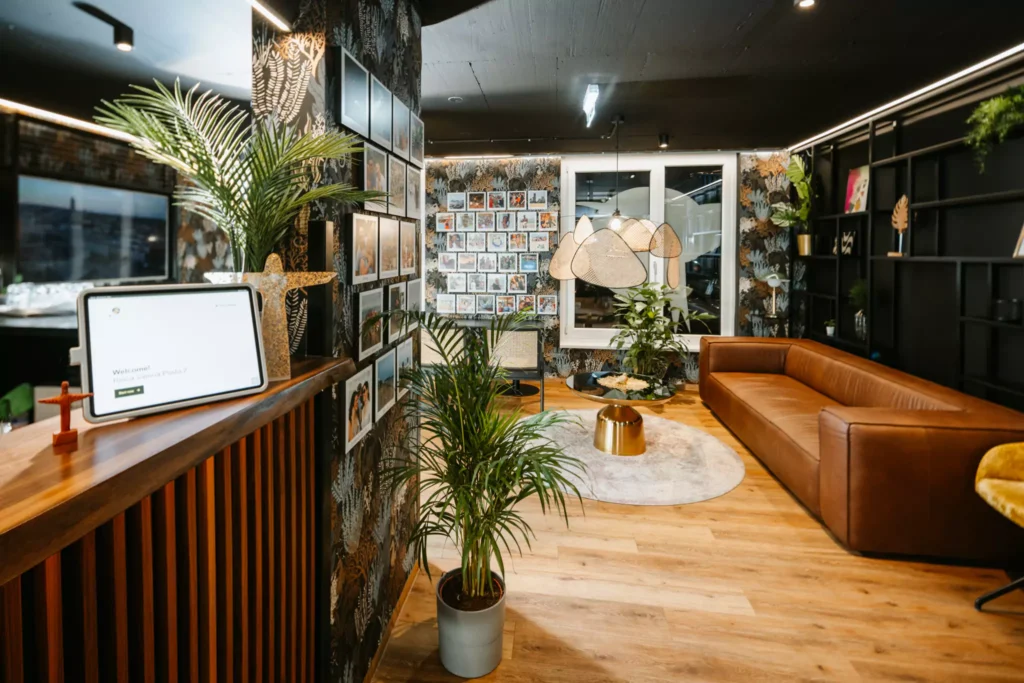 Braunes Leder Sofa vor bunter Wand