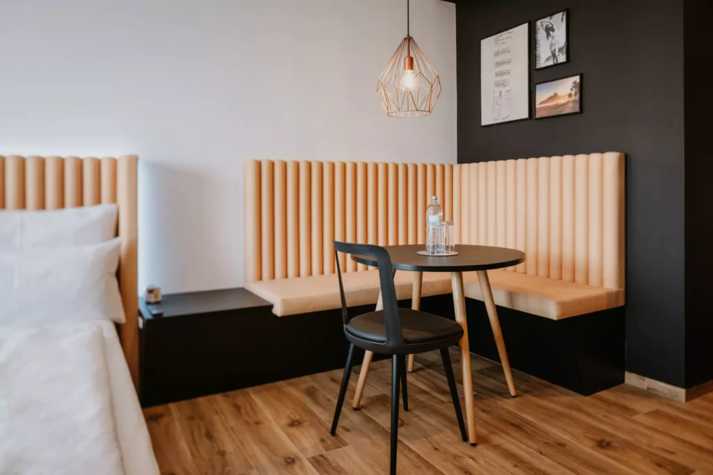 Sitzecke mit schwarzem Stuhl und schwarzem Esstisch rund