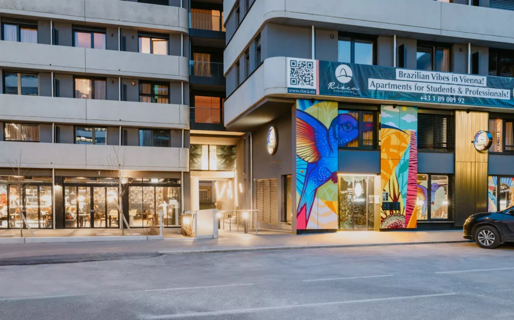 Graues Gebäude mit Bunter Wand beleuchtet