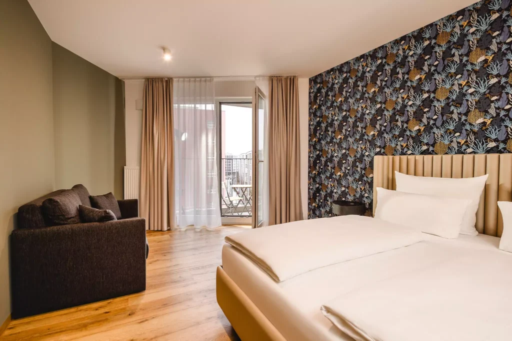 Großes Bett, Schlafsofa und Balkon in Apartment Hotel Offenbach