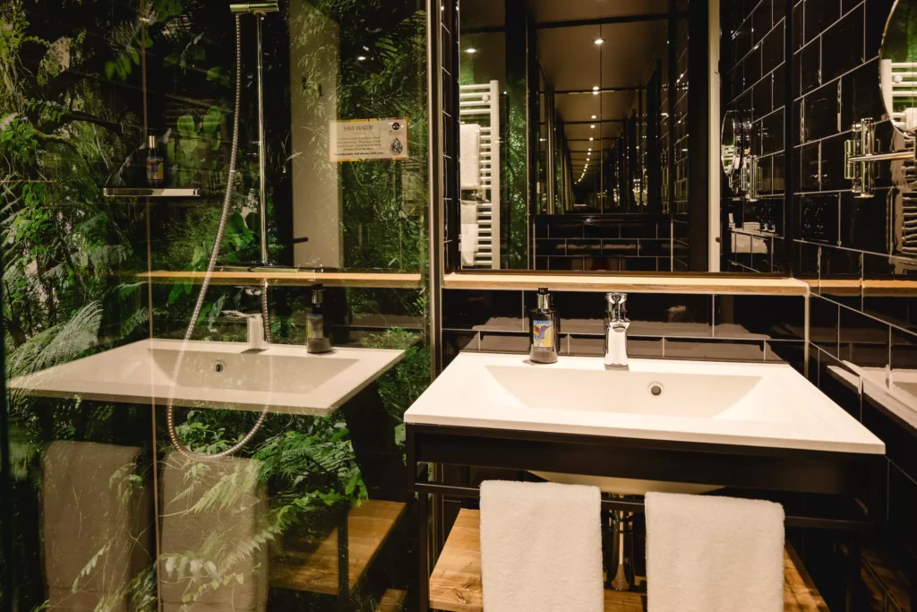 Badezimmer mit Waschbecken und Regendusche in Apartment Hotel in Offenbach