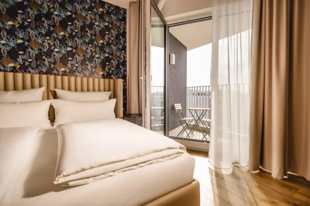 Großes Bett und Balkon in Designhotel in Offenbach