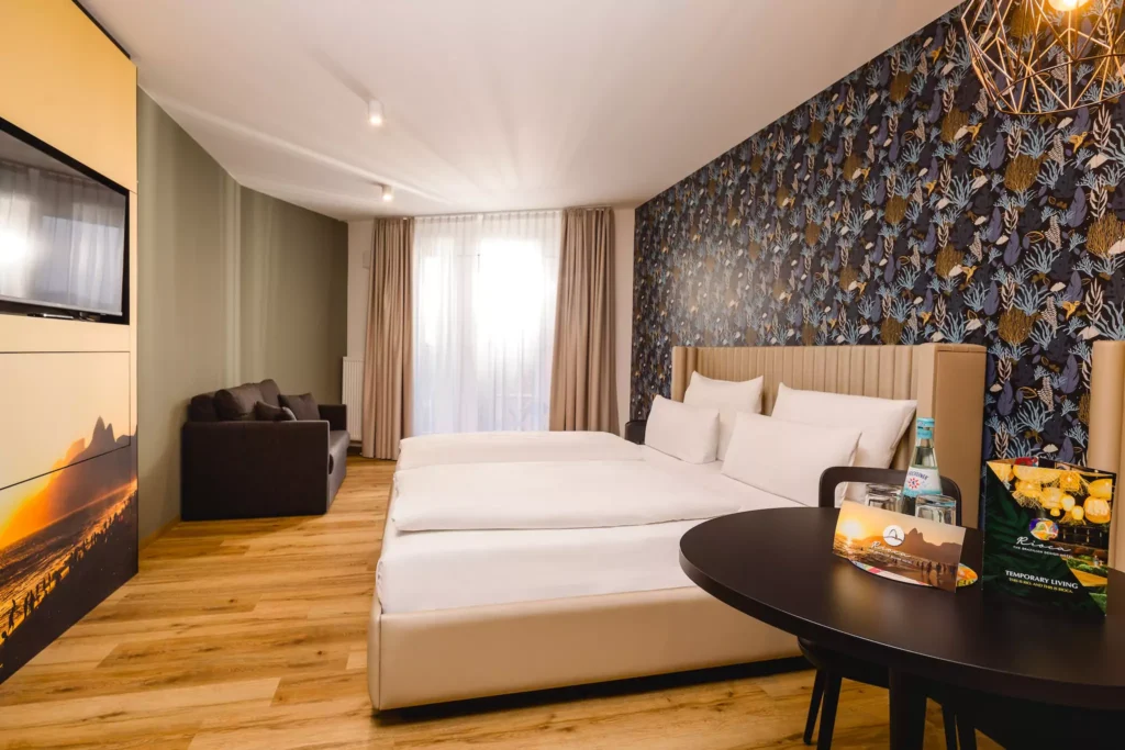 Apartment Hotel mit großem Bett und Schlafsofa