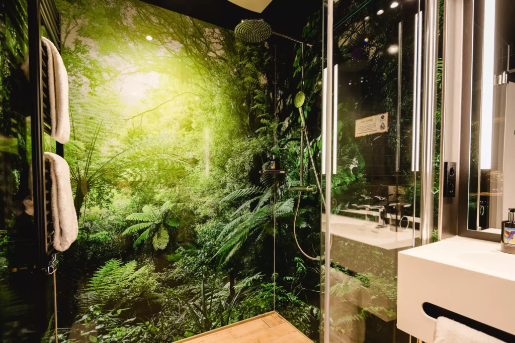 Bad mit Regendusche in Serviced Apartment