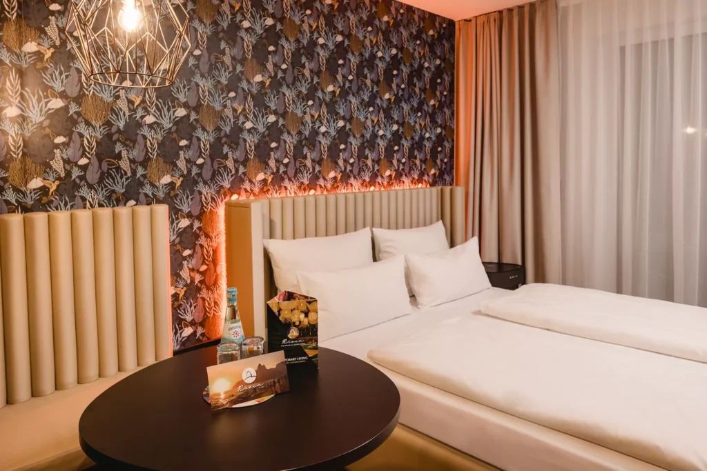 Großes Bett und Schlafsofa in Apartment Hotel