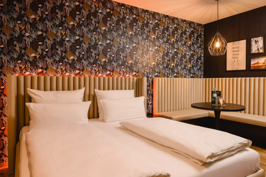 Großes Bett in Apartment Hotel