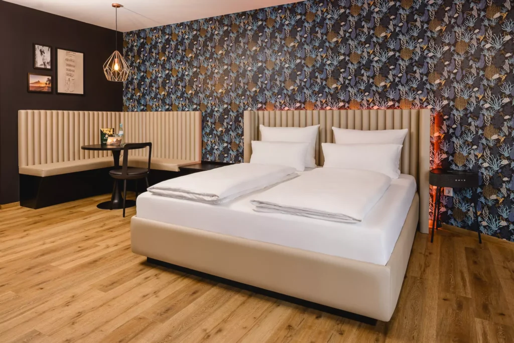 Großes Doppelbett in Apartment Hotel