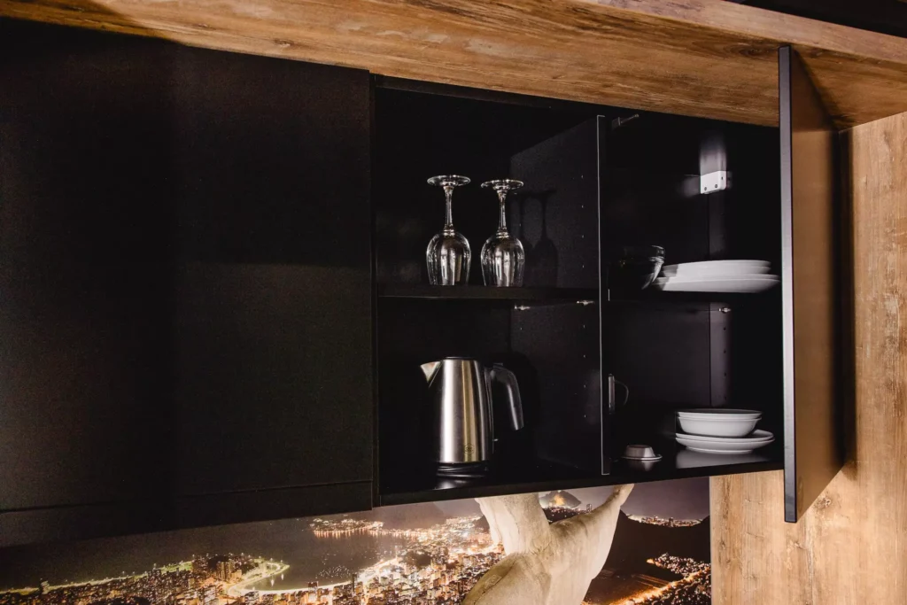 Vollausgestattete Küche mit Gläser und Wasserkocher in Serviced Apartment Hotel