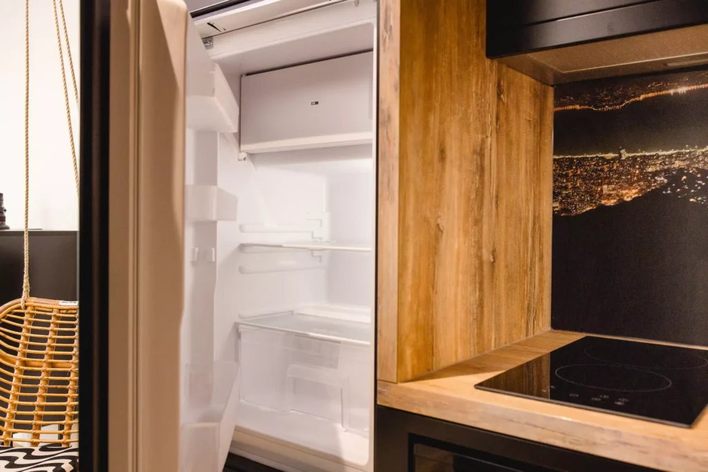 Küche mit Kühlschrank in Serviced Apartment Hotel