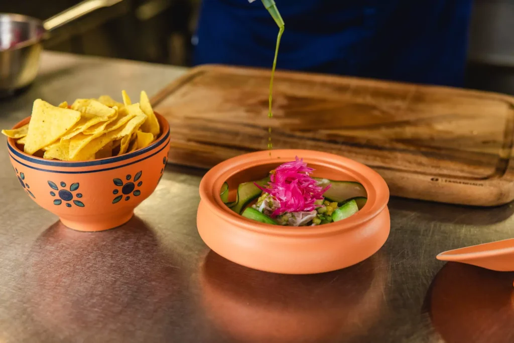 Ceviche und Tortillas in Zubereitung