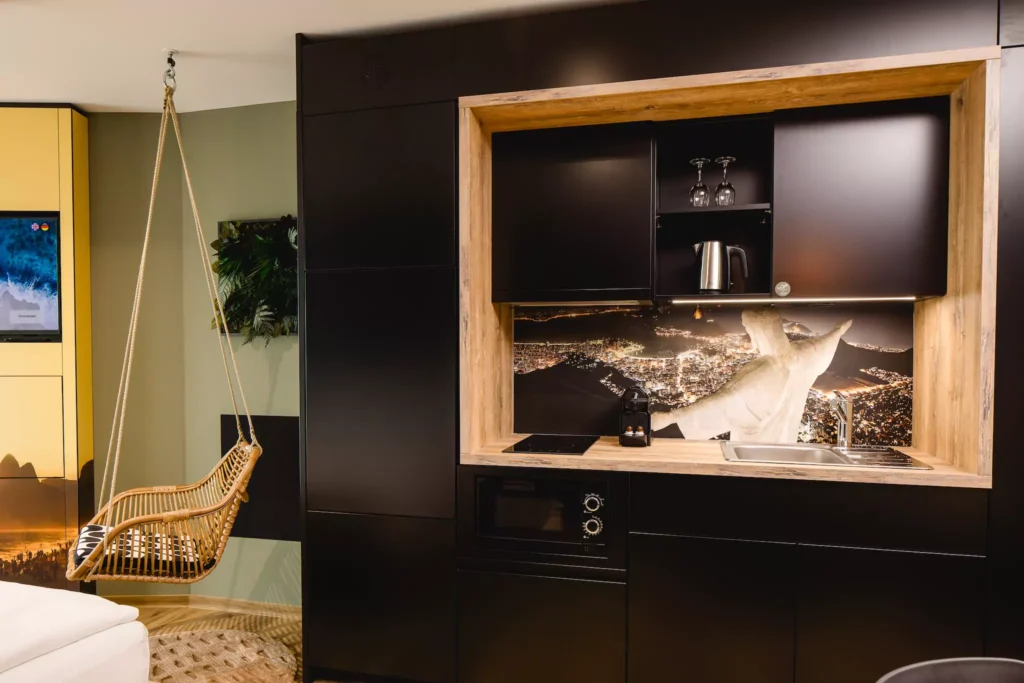 Küchenzeile in schwarz mit Kaffeemaschine