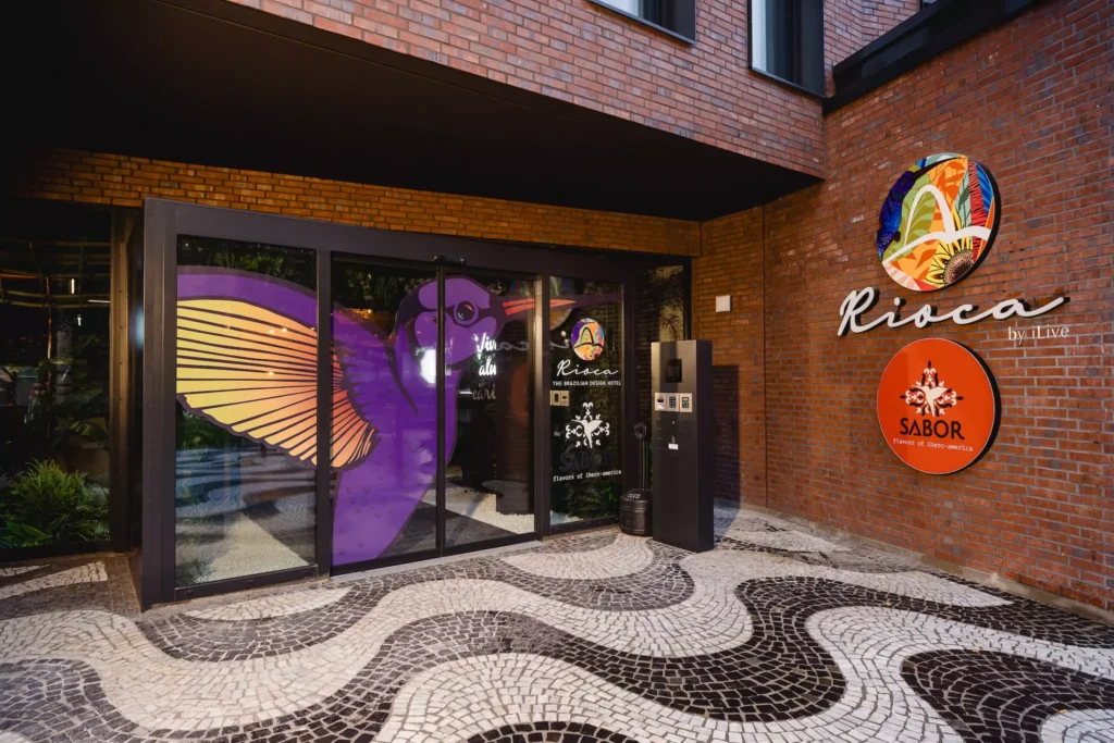 Eingang mit Wellenmuster und buntem Logo