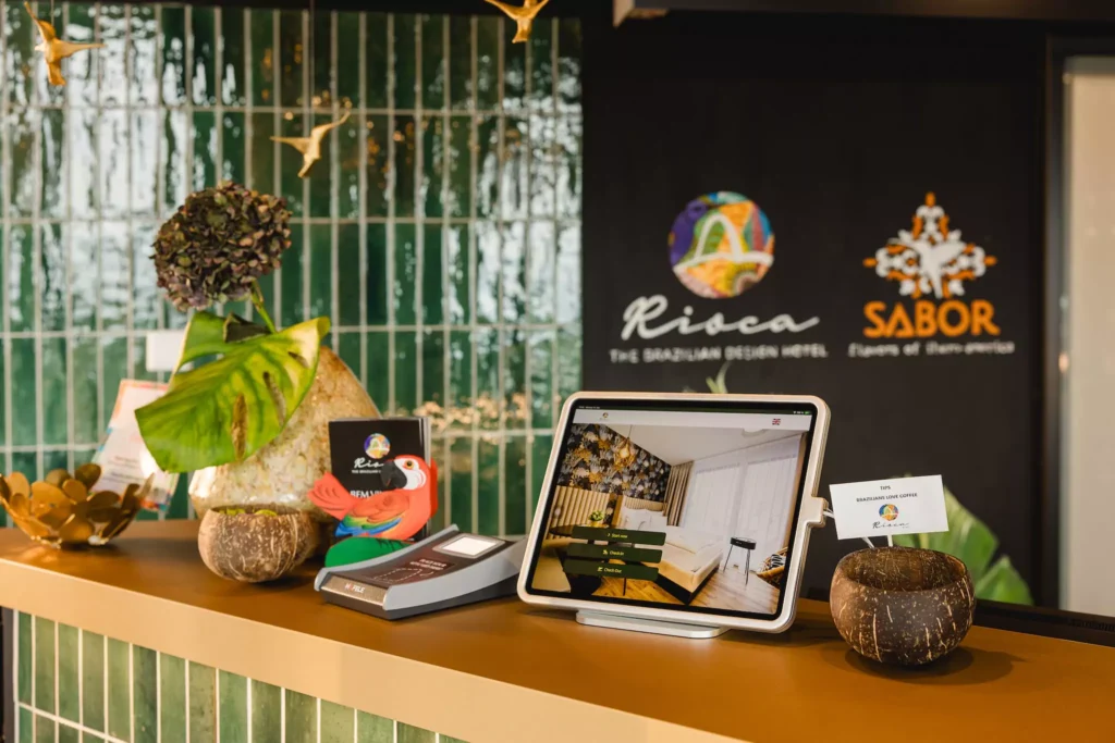 Self-Check-In vor Wand mit grünen Fliesen