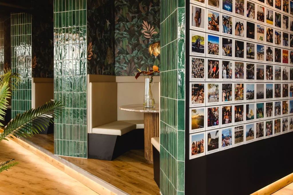 Sitzecke mit grünen Wandfließen