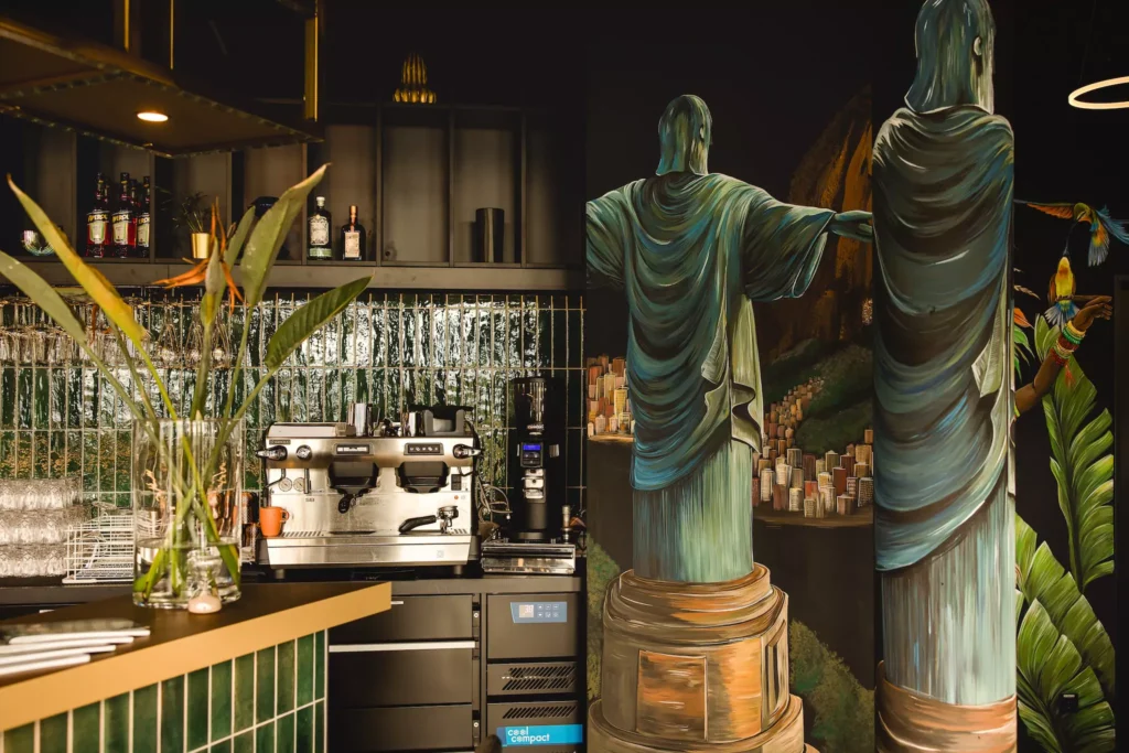 Schwarze Wand mit buntem Gemälde und Kaffemaschine