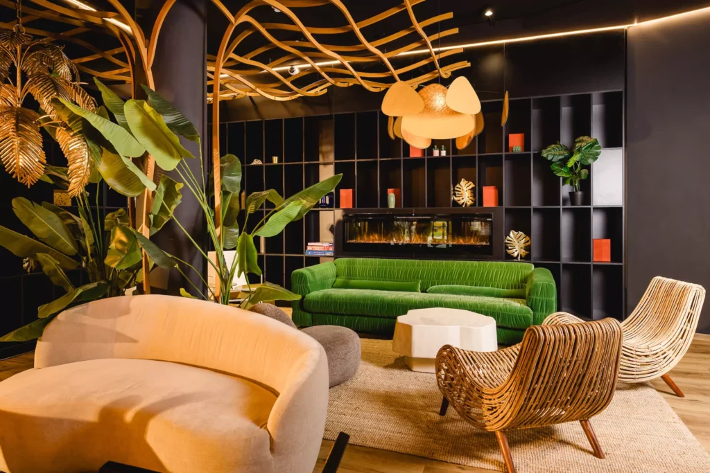 Grünes Sofa vor Kamin und bunter Dekoration