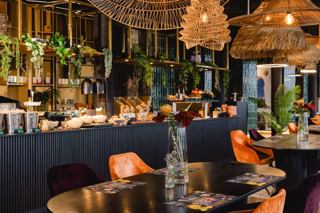 Frühstücksbuffet und orange Stühle