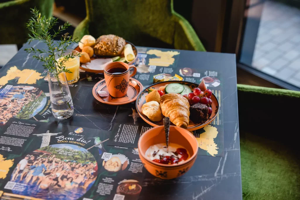 Teller mit Croissant, Obst und Gemüse