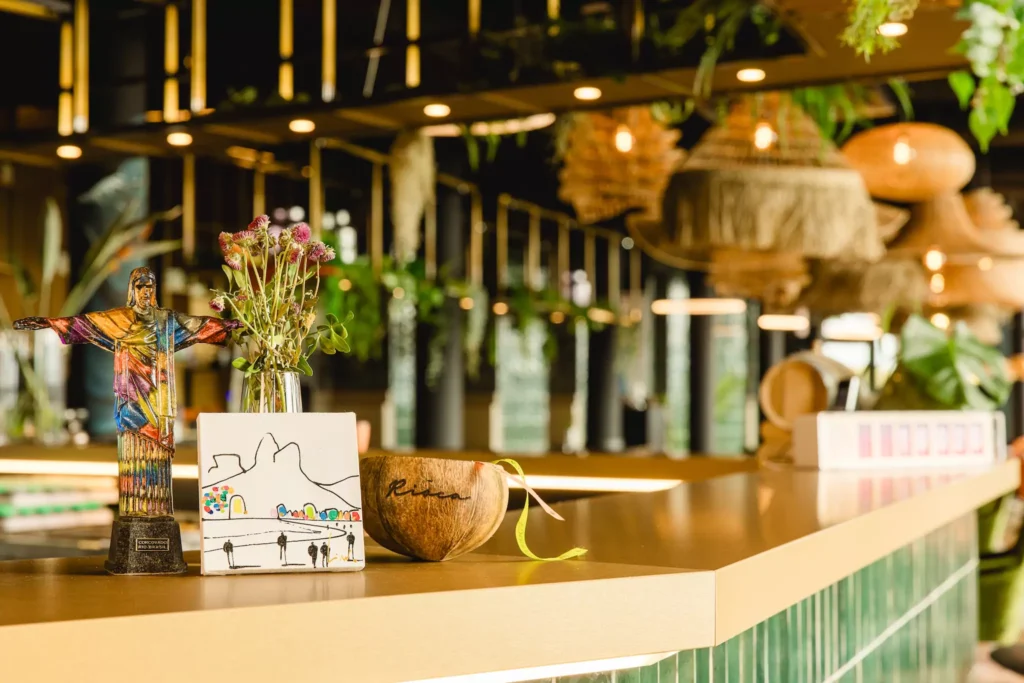 Bar mit bunter Dekoration