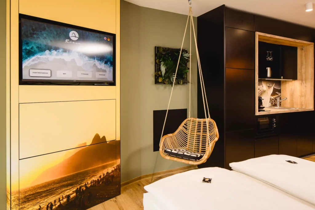 TV und Hanging Chair vor grüner Wand