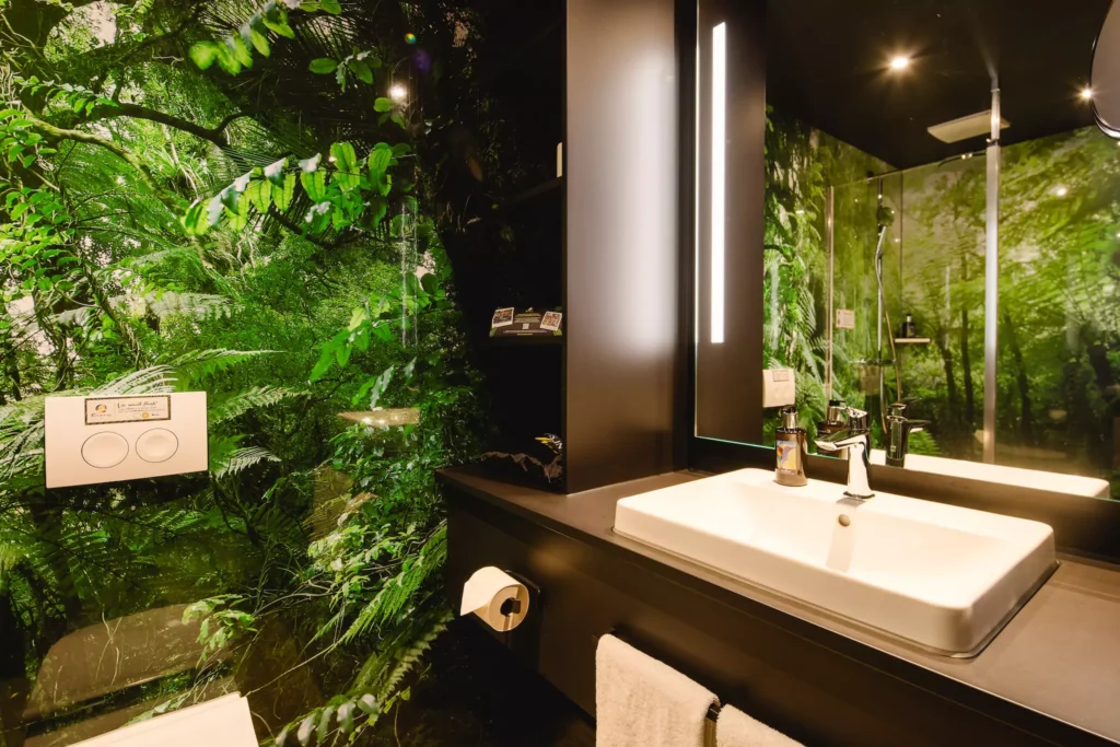 Waschbecken in Badezimmer mit Dschungelwand