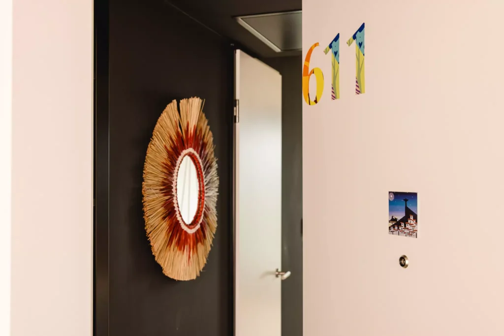 Bunter Spiegel auf schwarzer Wand