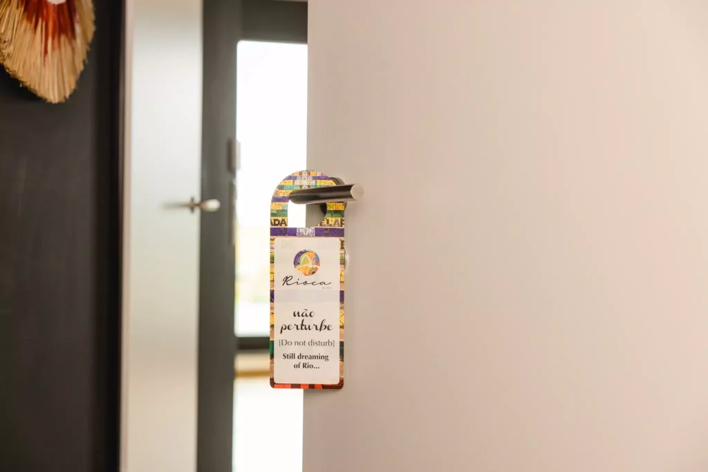 Nicht stören Schild an weißer Tür