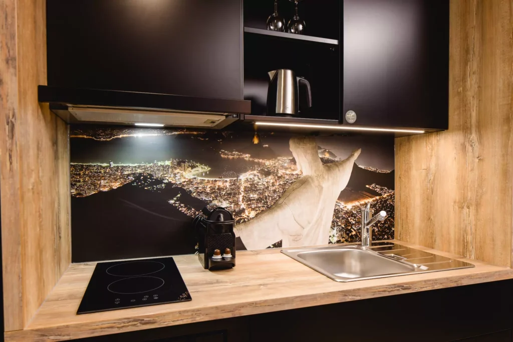 Küchenzeile in schwarz mit Kaffemaschine