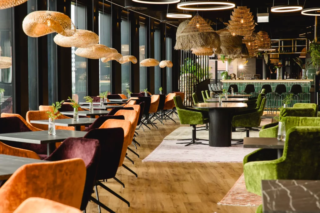 Orange Stühle und schwarze Tische