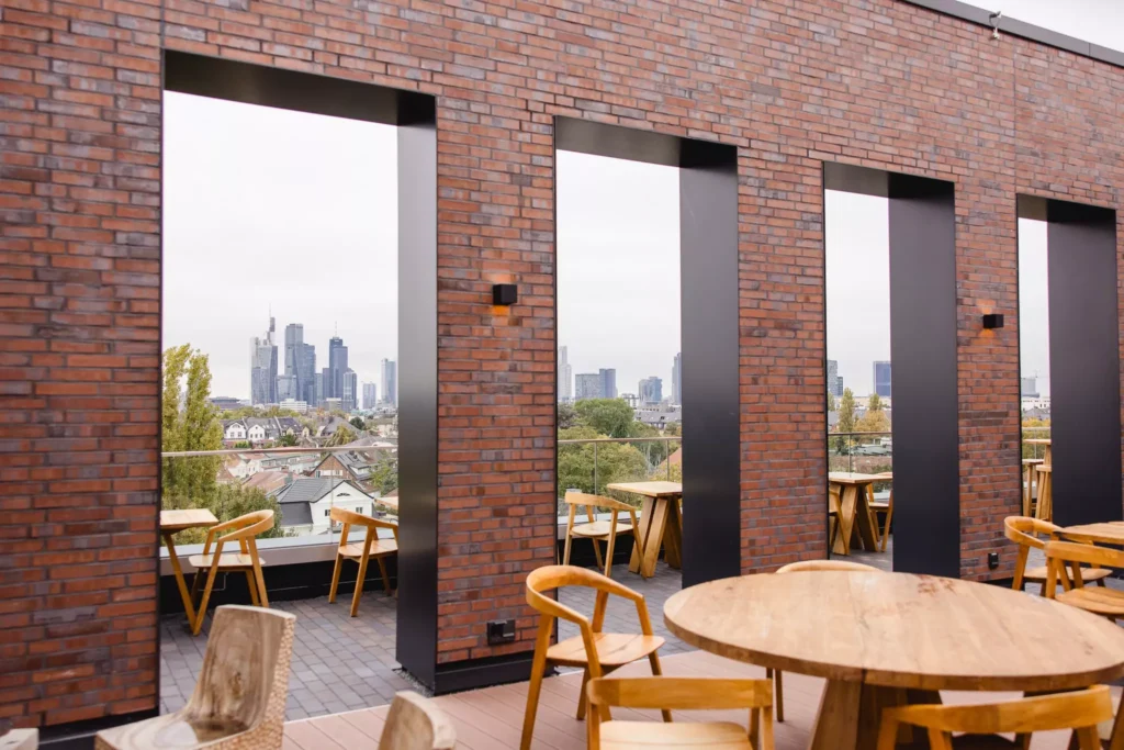 Dachterrasse mit Blick über Frankfurt