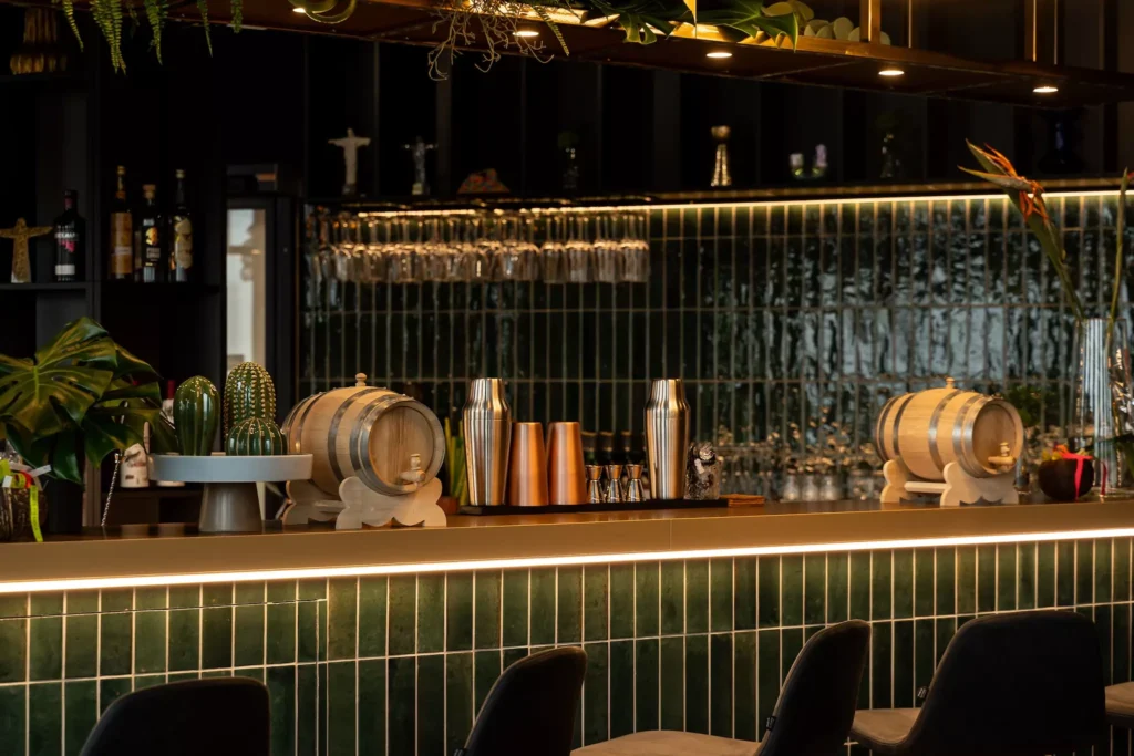 Bar mit Gläsern und Dekoration im Hintergrund in modernem Designhotel