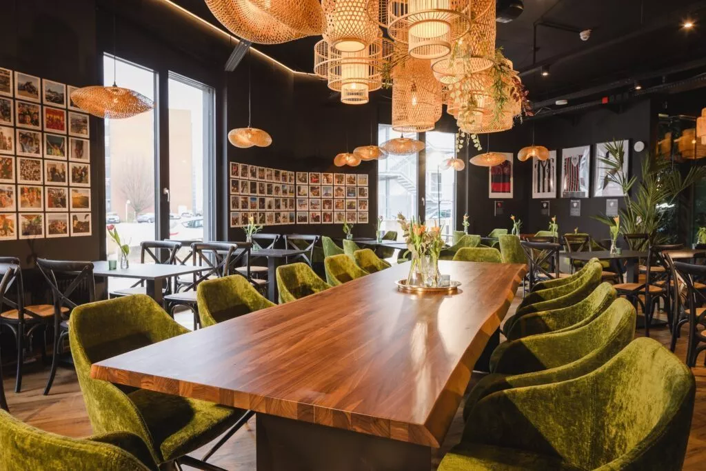 Großer Holztisch mit grünen Stühlen