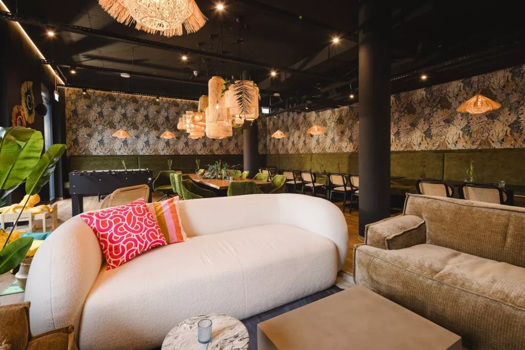 Beiges Sofa mit bunter Dekoration