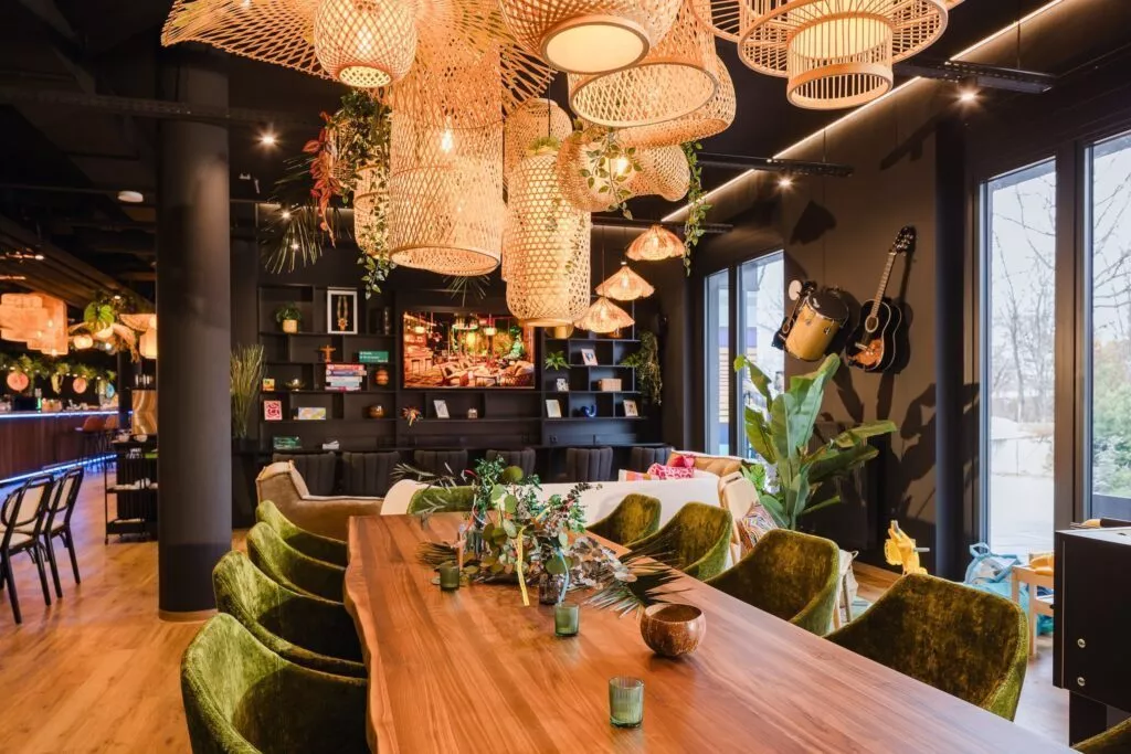 Großer Tisch mit grünen Stühlen und Dekoration