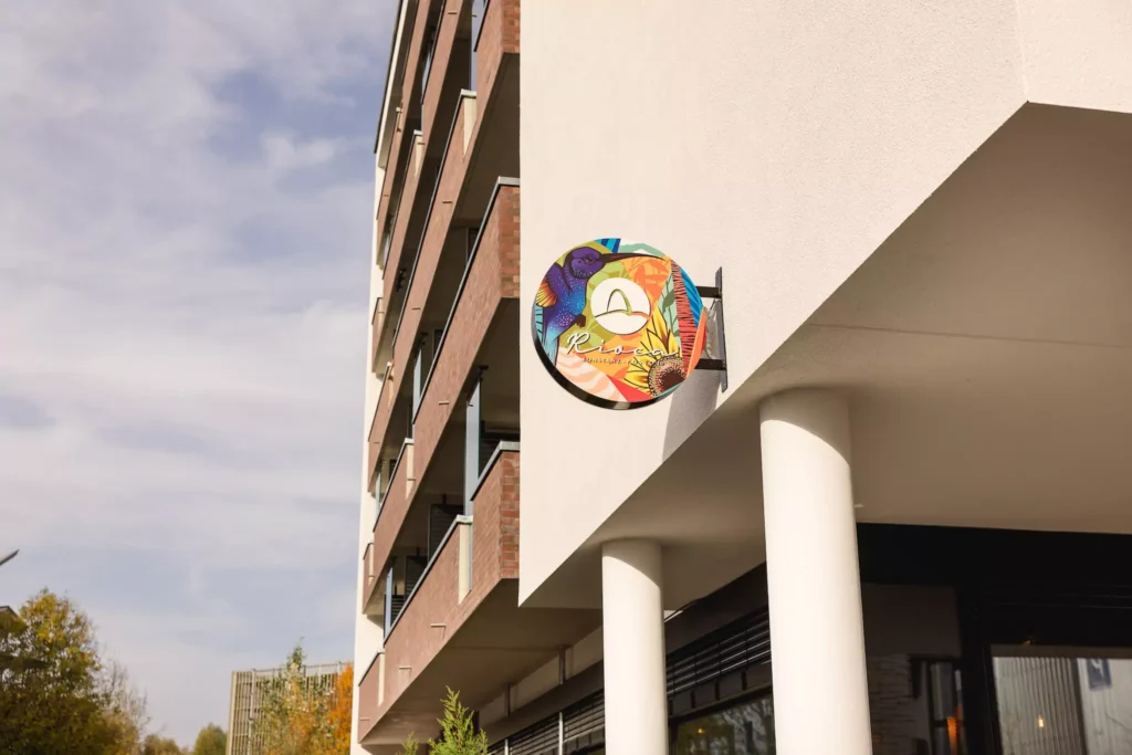 Logo an Hotelfassade