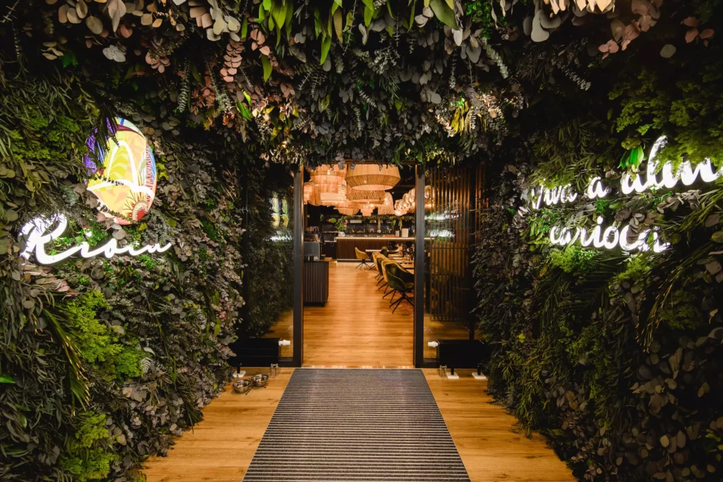 Eingang in modernes Designhotel