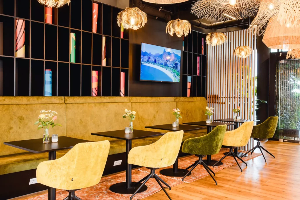 Frühstücksbereich von Hotel mit bunten Stühlen