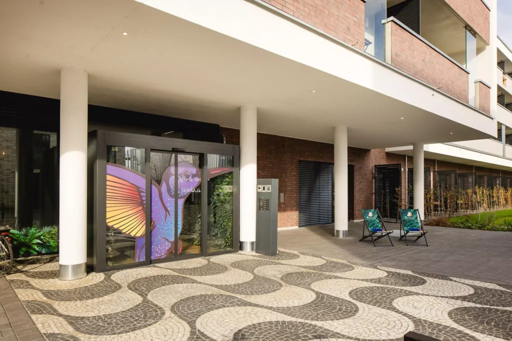 Hoteleingang mit buntem Logo