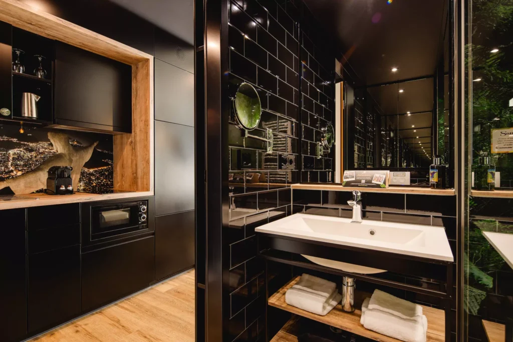 Modernes Hotelzimmer mit Badezimmer und Küche