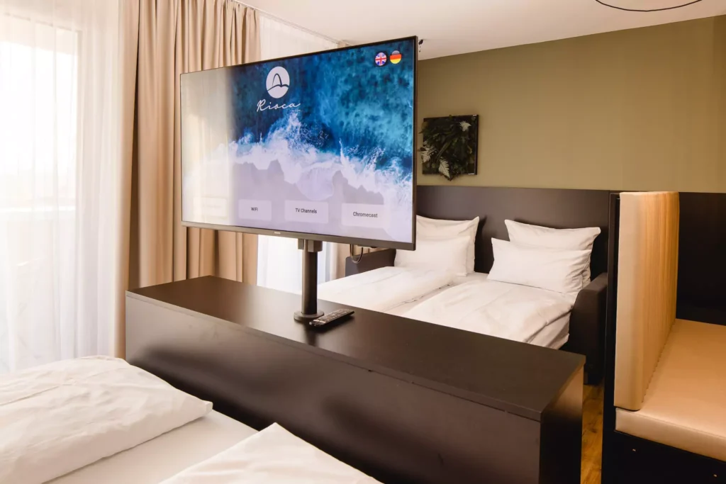 Modernes Hotelzimmer mit Doppelbett, Schlafzimmer und TV für 4 Personen