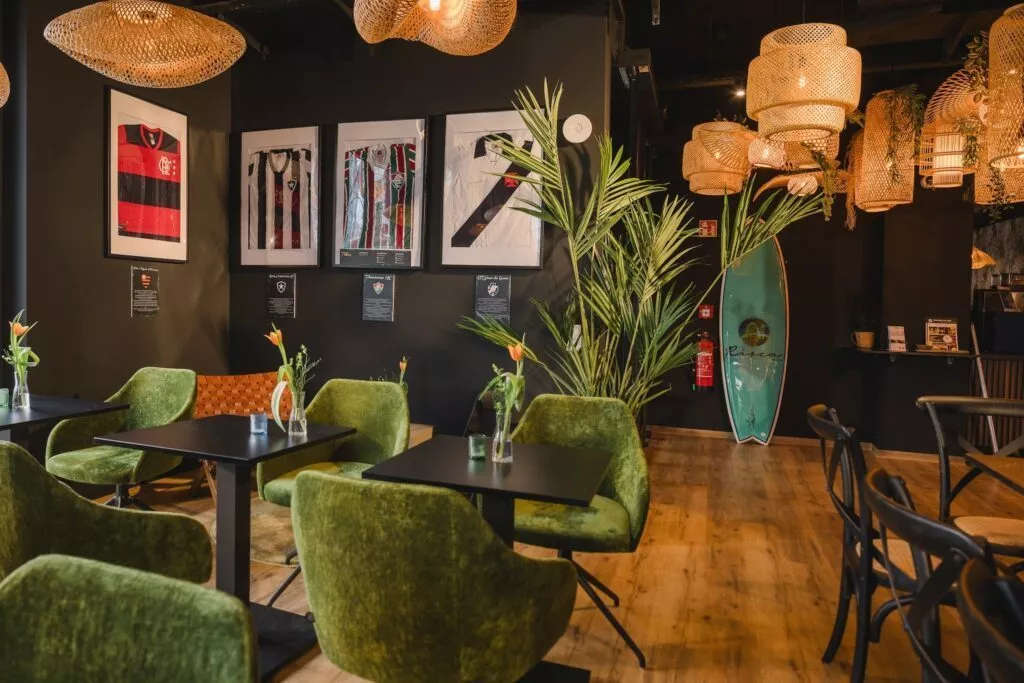 Frühstück mit grünen Sessel