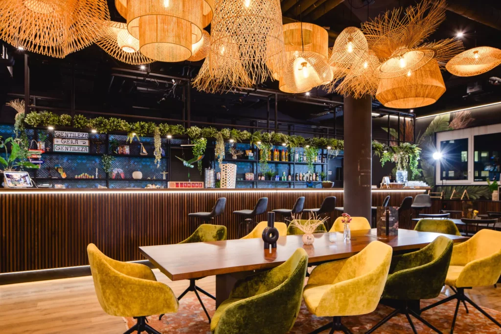 Modernes Designhotel mit Bar und Deckenlampen