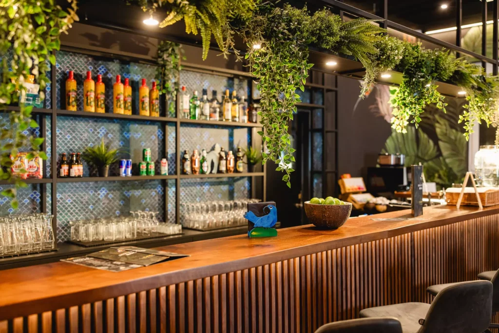 Hotelbar mit Deko Pflanzen und bunter Wand
